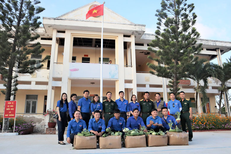 Tặng nông sản và chụp ảnh lưu niệm cùng các chiến sĩ thuộc Ban Chỉ huy Quân sự huyện Phú Qúy.