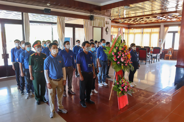 Tuổi trẻ Lâm Đồng dâng hoa tại Bảo tàng Hồ Chí Minh, thành phố Phan Thiết, tỉnh Bình Thuận