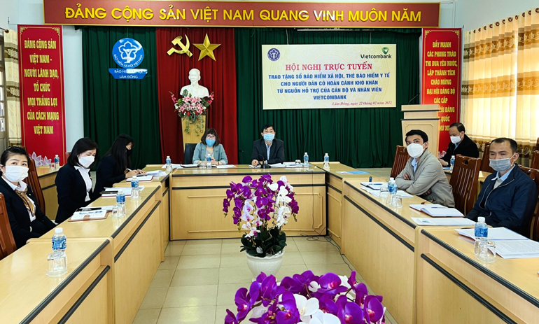 Trao tặng hàng ngàn sổ BHXH, thẻ BHYT cho người dân có hoàn cảnh khó khăn
