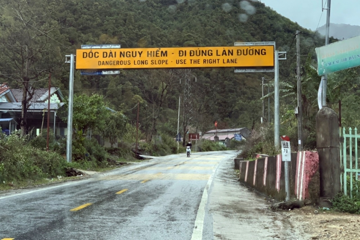 Du khách thích thú ngắm băng giá trên đỉnh đèo Ô Quy Hồ