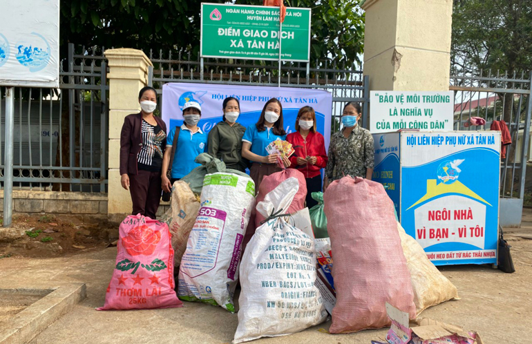 Thu gom phế liệu ủng hộ hội viên phụ nữ nghèo tham gia bảo hiểm y tế