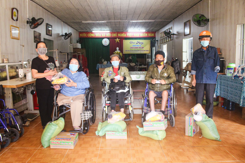 Trao quà cho hội viên Hội Người khuyết tật huyện Đức Trọng
