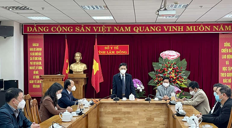 Đồng chí Đặng Trí Dũng - Ủy viên Ban Thường vụ Tỉnh ủy, Phó Chủ tịch UBND tỉnh Lâm Đồng đã cảm ơn, ghi nhận và biểu dương sự nỗ lực đóng góp to lớn của các đồng chí lãnh đạo ngành y tế, Ban Giám đốc Sở Y tế tỉnh và đội ngũ y bác sĩ của ngành y tế tỉnh nhà