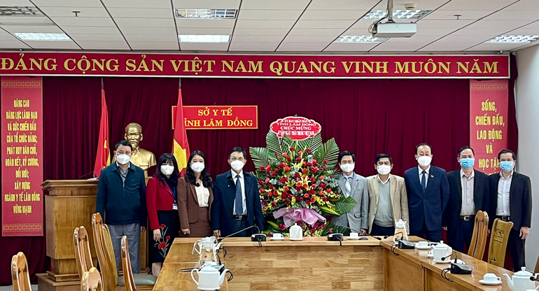Đồng chí Đặng Trí Dũng - Ủy viên Ban Thường vụ Tỉnh ủy, Phó Chủ tịch UBND tỉnh Lâm Đồng trao tặng lẵng hoa chúc mừng đội ngũ thầy thuốc ngành y tế Lâm Đồng