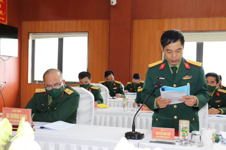 Đại tá Nguyễn Bình Sơn - Chỉ huy trưởng Bộ CHQS tỉnh báo cáo tại buổi làm việc