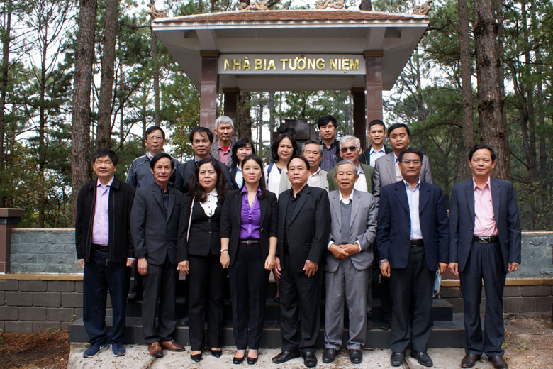 Lãnh đạo ngành Y tế Lâm Đồng qua các thời kỳ và lãnh đạo huyện Lạc Dương tham dự lễ dâng hương tưởng niệm liệt sĩ ngành Y tế Lâm Đồng tại Cổng Trời (xã Lát, Lạc Dương).