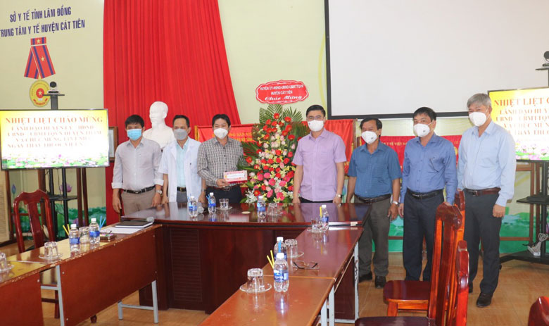 Đồng chí Nguyễn Khắc Bình - Bí thư Huyện ủy và các đồng chí lãnh đạo huyện Cát Tiên tặng hoa chúc mừng lãnh đạo, cán bộ, y bác sỹ, nhân viên Trung tâm Y tế huyện Cát Tiên nhân Ngày Thầy thuốc Việt Nam