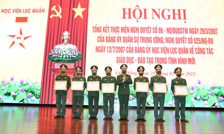 Các tập thể được trao bằng khen tại hội nghị