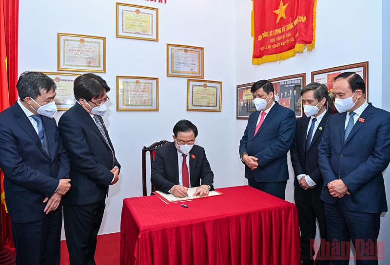 Chủ tịch Quốc hội Vương Đình Huệ ghi sổ lưu niệm tại Nhà truyền thống Bệnh viện Hữu nghị Việt Đức.