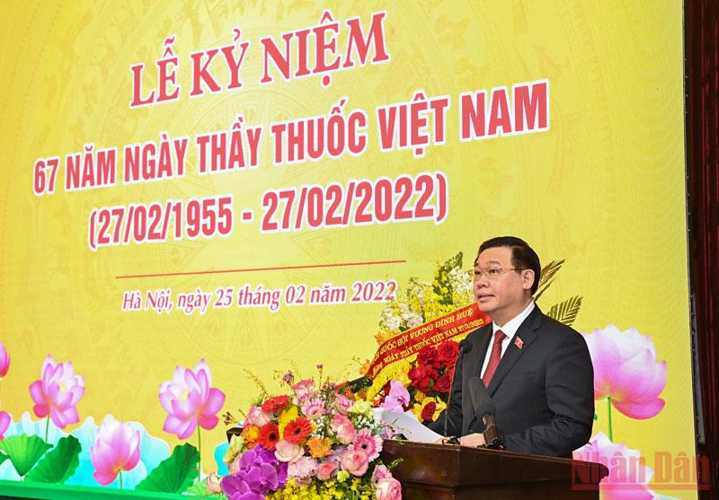Chủ tịch Quốc hội Vương Đình Huệ phát biểu chúc mừng các cán bộ, bác sĩ, nhân viên y tế cả nước nhân Ngày Thầy thuốc Việt Nam.