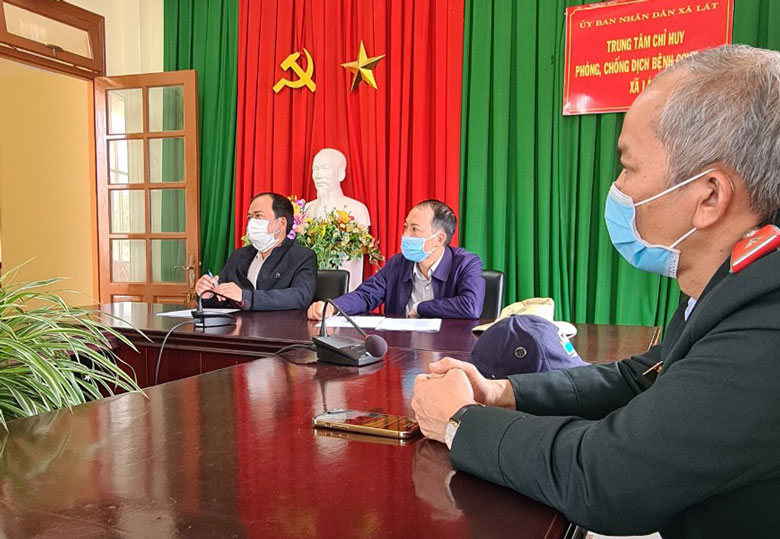 Lãnh đạo UBND huyện Lạc Dương làm việc với UBND xã Lát vào ngày 25/2 về vụ việc vi phạm tại Tiểu khu 228, xã Lát