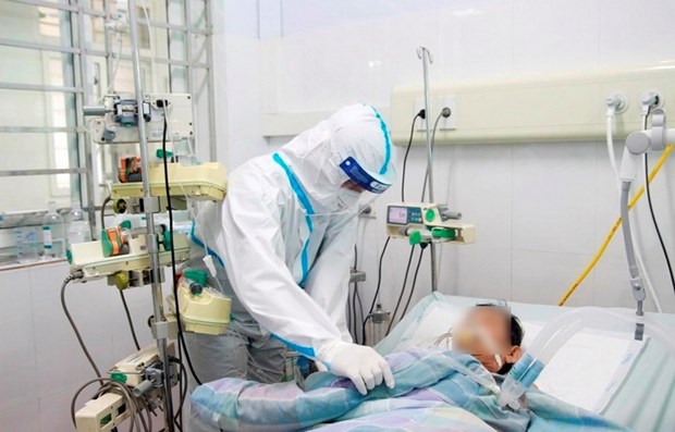 Bác sỹ điều trị cho bệnh nhân COVID-19