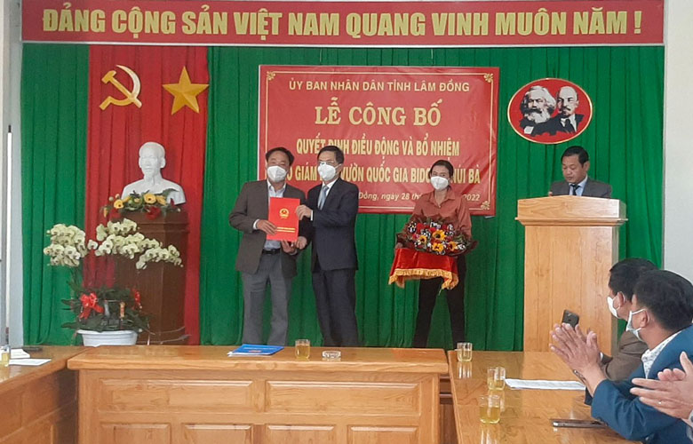 Phó Chủ tịch UBND tỉnh Lâm Đồng Đặng Trí Dũng trao Quyết định bổ nhiệm Phó Giám đốc Vườn Quốc gia Bidoup - Núi Bà cho ông Phạm Văn Dân