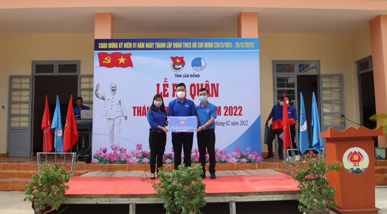 Trao biểu trưng công trình thanh niên tu sửa và chỉnh trang hội trường cho địa phương