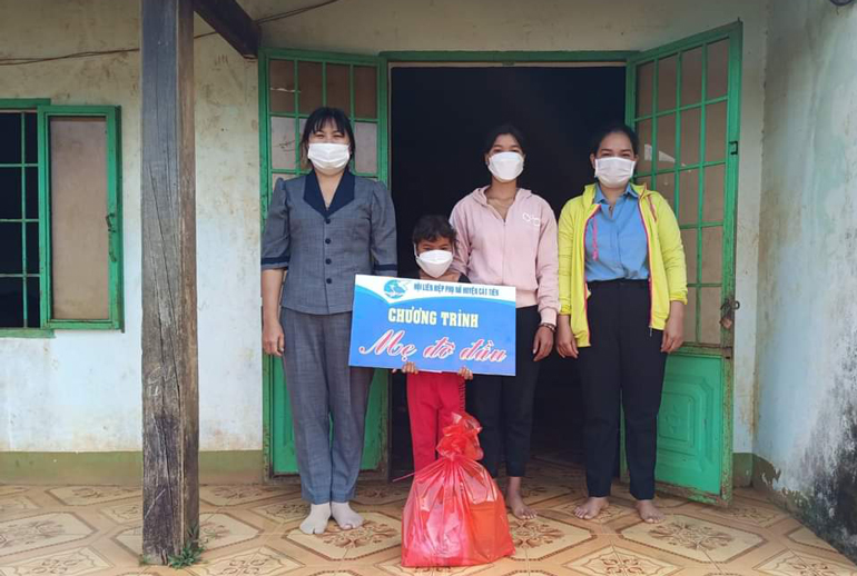 ''Mẹ đỡ đầu'' 49 trẻ mồ côi