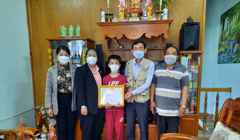 Đà Lạt: Tặng giấy khen một học sinh nhặt được ví tiền trả lại người đánh rơi