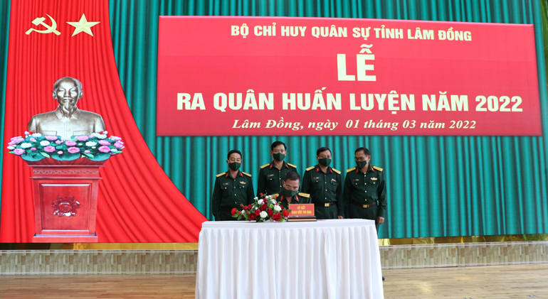 Đại diện lãnh đạo Bộ CHQS tỉnh và thủ trưởng các phòng, ban , đơn vị ký giao ước thi đua