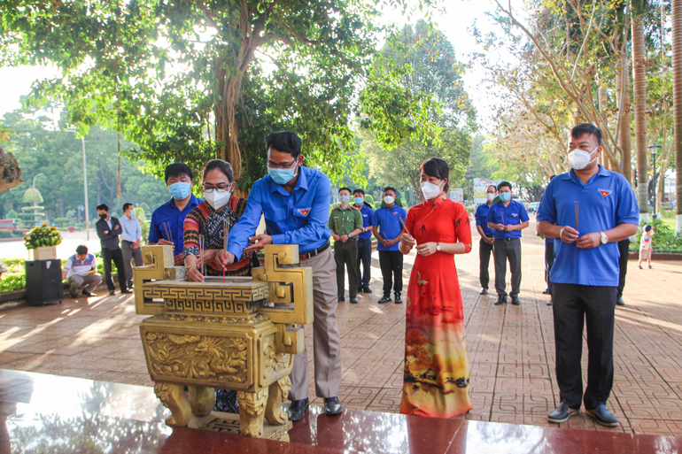 Đoàn viên thanh niên dâng hương tại Đài tưởng niệm trên 100 chiến sĩ Nam tiến Quân đội Nhân dân Việt Nam đã anh dũng hy sinh