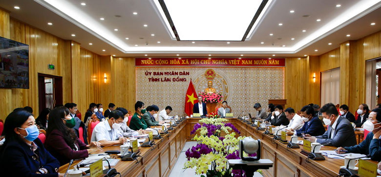 Lãnh đạo các sở, ban, ngành tham dự họp tại đầu cầu UBND tỉnh