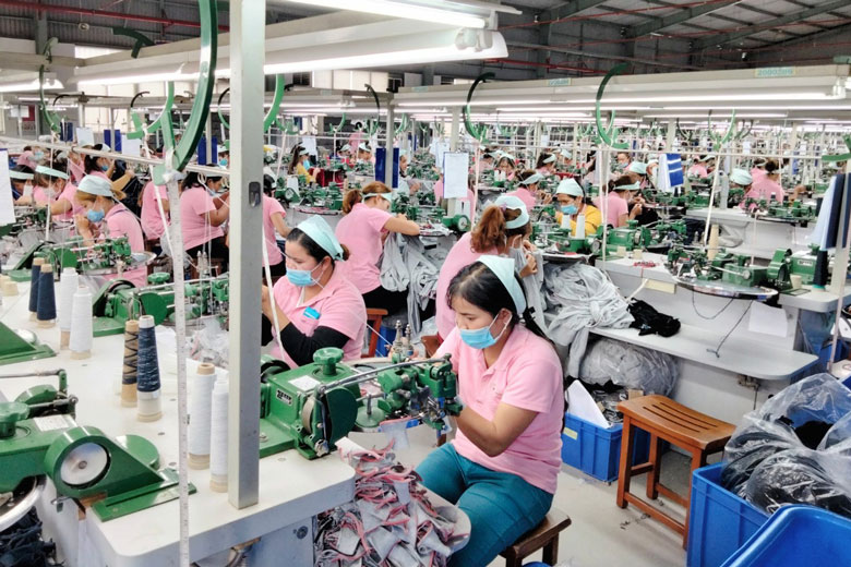 Công nhân lao động hăng hái thi đua nối lại chuỗi sản xuất