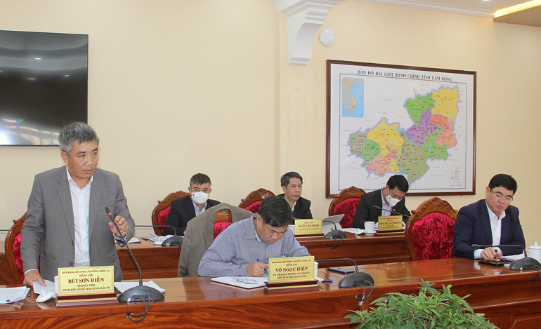 Đại biểu trình bày ý kiến tham luận tại Hội nghị