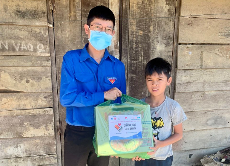 Trao tặng "Túi an sinh" cho người dân có hoàn cảnh khó khăn