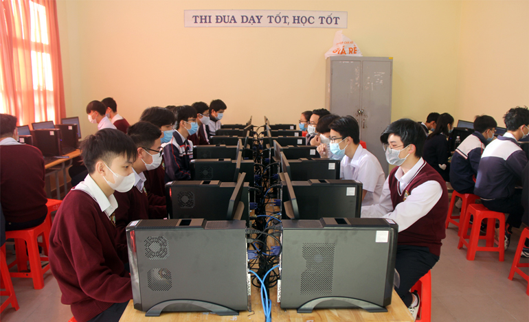 Làm bài thi môn Tin học trong bối cảnh phòng dịch Covid-19