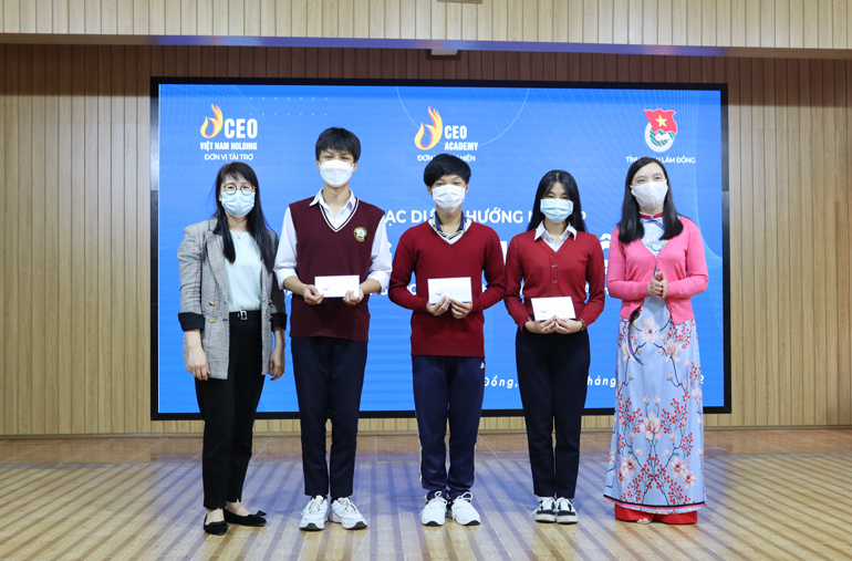 Trao học bổng cho học sinh đạt giải nhất kỳ thi học sinh giỏi cấp tỉnh năm học 2021 - 2022