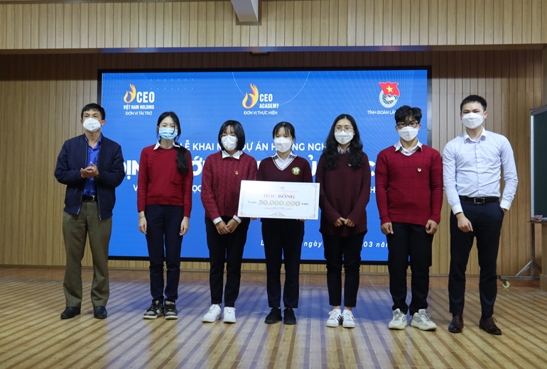 Trao học bổng của Trường Huấn luyện CEO Việt Nam cho các học sinh đạt danh hiệu “Học sinh 3 tốt” cấp tỉnh năm học 2021 - 2022