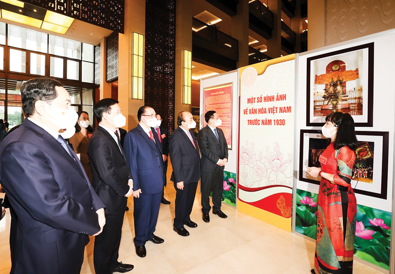Các đại biểu tham quan triểm lãm và trưng bày các hiện vật, di sản văn hóa tại Hội nghị Văn hóa toàn quốc 2021. Ảnh: TTXVN