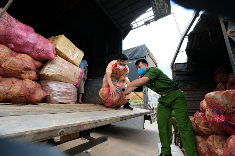 Lực lượng Công an Lâm Đồng hỗ trợ gần 3.000 tấn rau cho công an các địa phương và Nhân dân các tỉnh phía Nam trong đợt dịch lần thứ 4