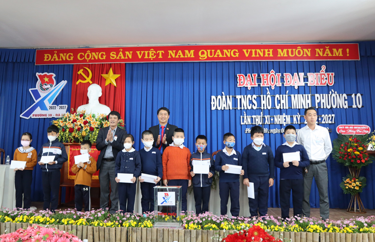 Đà Lạt: Trao 91 suất học bổng cho học sinh vượt khó học giỏi