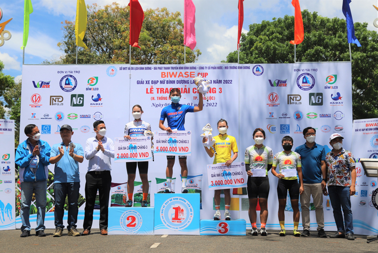 Trao giải cho 5 tay đua đạt thành tích tốt nhất tại chặng 3