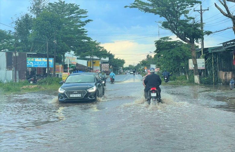 ''Ao nước'' giữa Tỉnh lộ 725 tiềm ẩn nguy cơ tai nạn giao thông