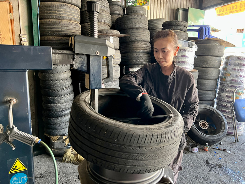 Với các thao tác phối hợp nhuần nhuyễn, chỉ trong tích tắc chiếc vỏ được tháo ra khỏi niềng