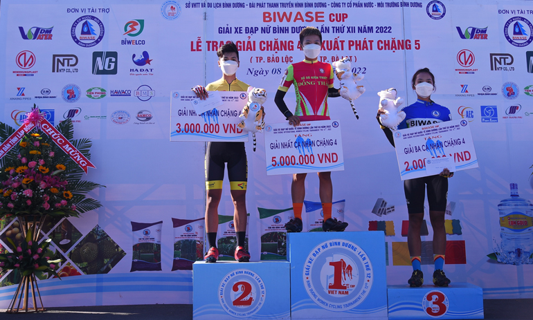 Trao giải cho các cá nhân về đầu trong chặng 4 từ Bảo Lộc lên Đà Lạt dài 110 km trong ngày 7/3