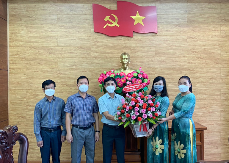Lãnh đạo huyện Đạ Tẻh chúc mừng Hội LHPN huyện nhân ngày Quốc tế Phụ nữ