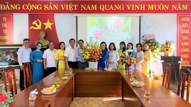 Lãnh đạo TP Bảo Lộc chúc mừng ngày Quốc tế Phụ nữ