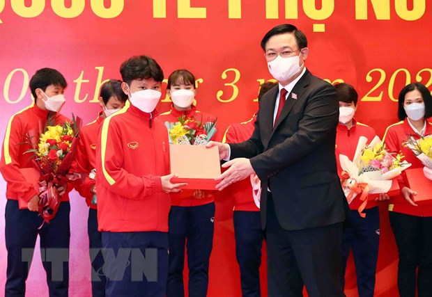 Chủ tịch Quốc hội chúc mừng đội tuyển bóng đá nữ quốc gia Việt Nam