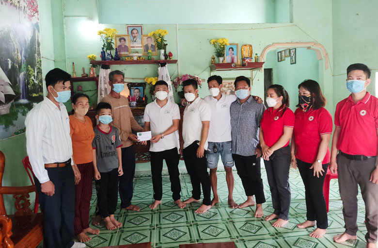Trao số tiền 128,8 triệu đồng cho hai cháu bé mồ côi ở Cát Tiên