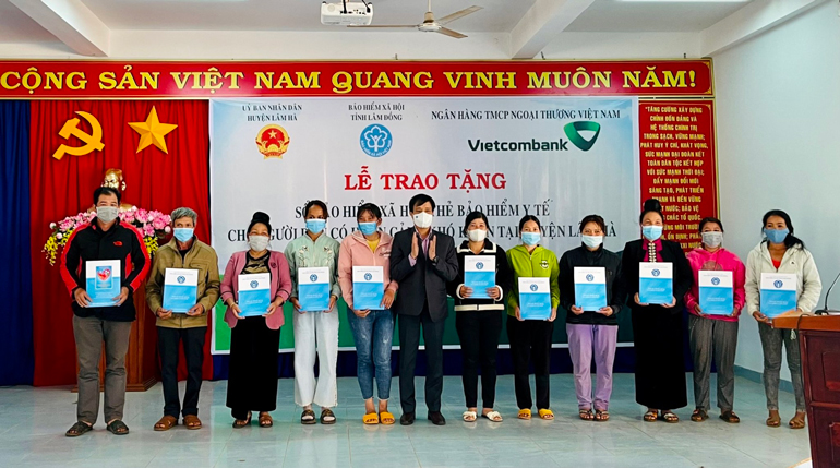 Trao tặng 50 sổ BHXH và 120 thẻ BHYT cho người dân có hoàn cảnh khó khăn