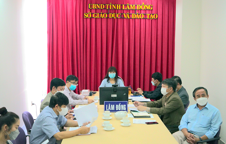 Giám đốc Sở GDĐT, đại diện lãnh đạo các sở liên quan, trưởng các phòng chuyên môn thuộc Sở GDĐT tại điểm cầu Lâm Đồng