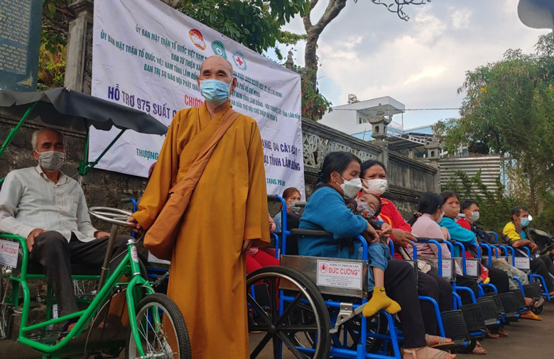 Trao tặng xe lăn, quà cho gần 1.000 người khuyết tật