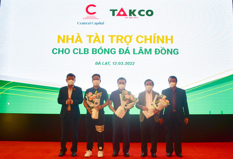 Phó Chủ tịch UBND tỉnh Lâm Đồng Phạm S tặng hoa cảm ơn các nhà tài trợ