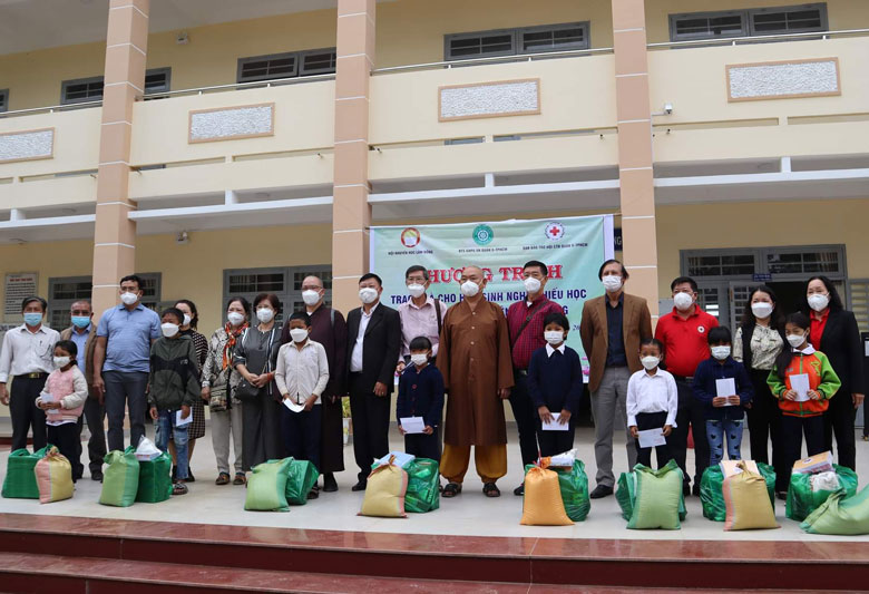 Đức Trọng: Trao 50 suất học bổng cho học sinh nghèo hiếu học