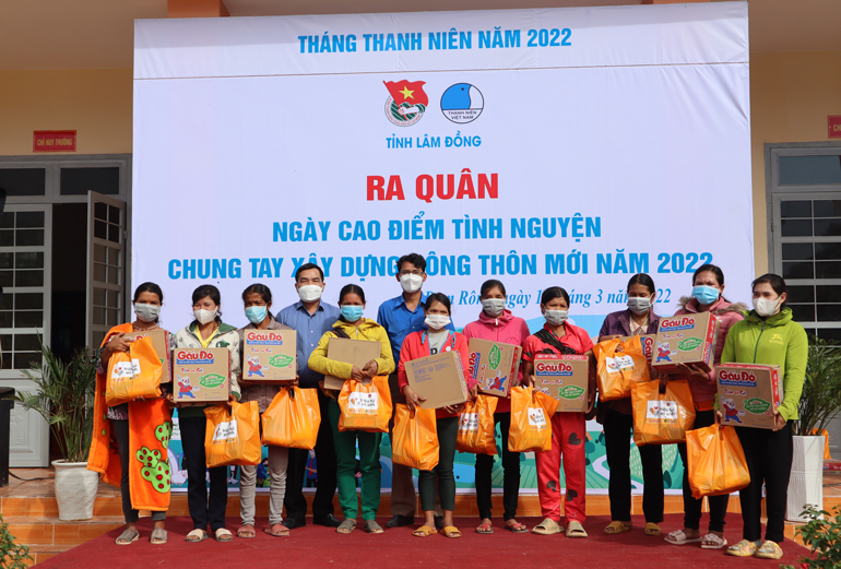 Trao túi an sinh cho những hộ dân có hoàn cảnh khó khăn