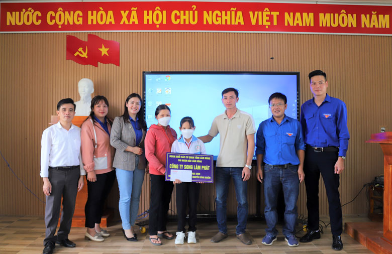 Trao học bổng đỡ đầu cho học sinh đặc biệt khó khăn