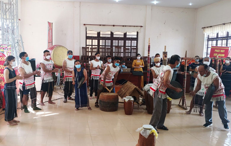 30 nghệ nhân người K'Ho tham dự Liên hoan diễn xướng dân gian các dân tộc Trường Sơn - Tây Nguyên lần thứ III
