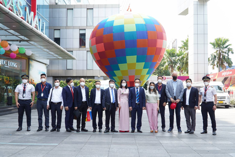 Các khách mời chụp hình cùng khinh khí cầu mini tại sảnh toà nhà Vietjet Plaza