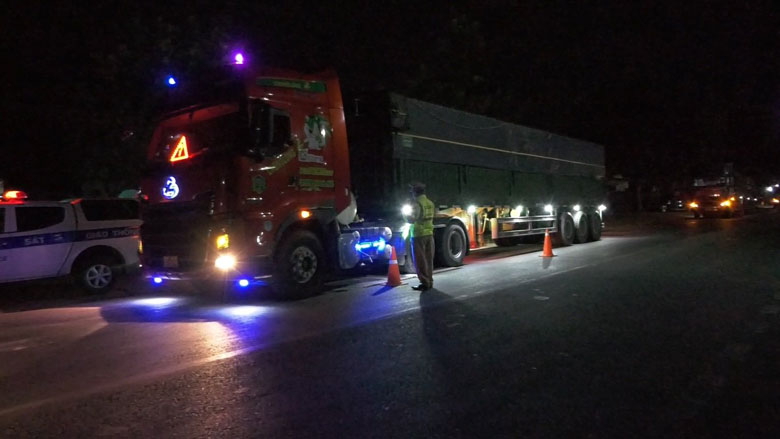 Phát hiện 3 xe đầu kéo chở đất sét lậu, vượt tải trọng cho phép